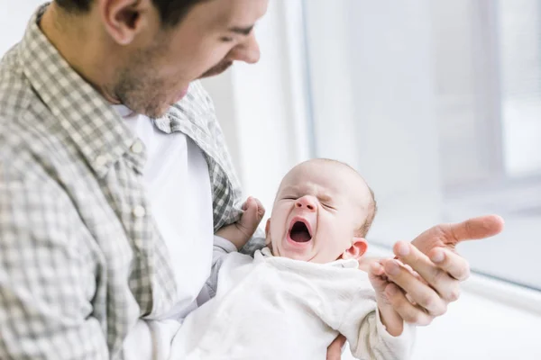 Unga Far Kopiering Son Medan Han Gäspande Hemma — Stockfoto