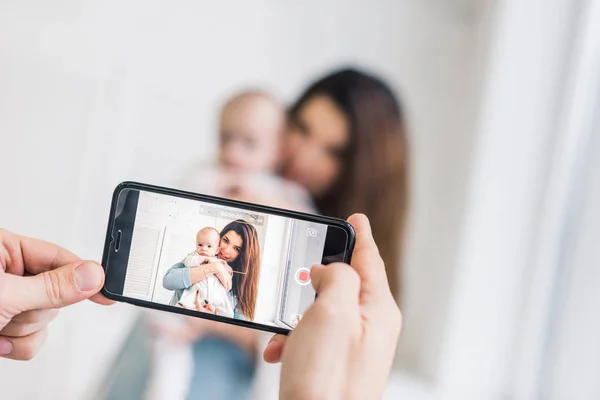 Oříznutý Snímek Člověka Vyfotit Ženu Dítětem Ruce Smartphone — Stock fotografie