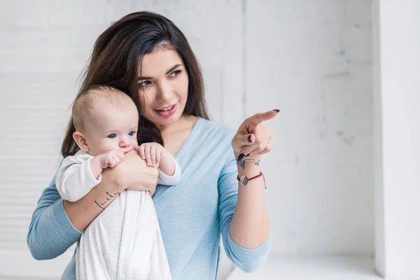 Retrato Madre Mostrando Algo Pequeño Hijo Las Manos Casa —  Fotos de Stock