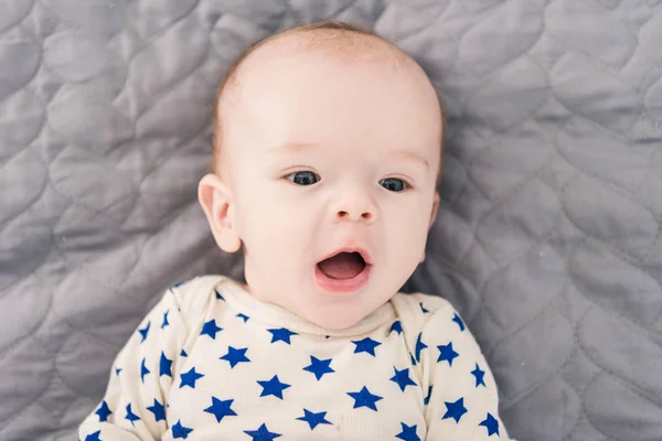 Εναέρια Άποψη Του Αξιολάτρευτο Μικρό Μωρό Ξαπλωμένη Γκρίζα Κουβέρτα — Φωτογραφία Αρχείου