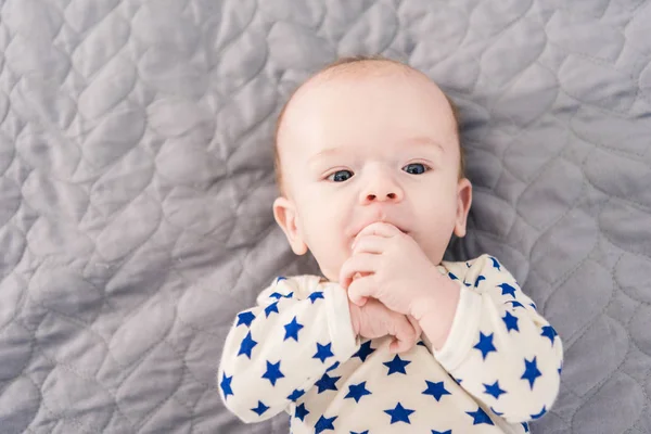 灰色の毛布の上に横たわる愛らしい赤ちゃんのオーバー ヘッド ビュー — ストック写真