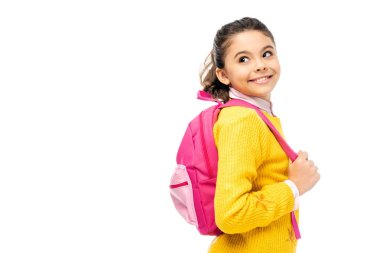 gülümseyen ve üzerinde beyaz izole pembe sırt çantası askıları tutan çok güzel çocuk