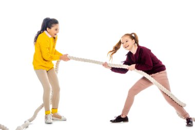 gülüyor ve üzerinde beyaz izole ip çekerek iki mutlu kız öğrenciler