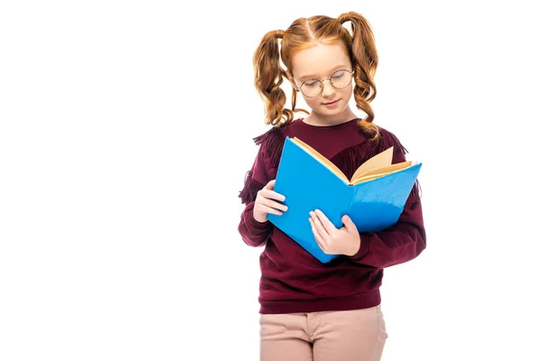 Entzückendes Schulmädchen Mit Brille Liest Buch Isoliert Auf Weiß — Stockfoto