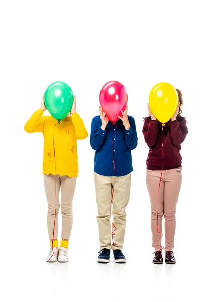 Çocuklar Üzerinde Beyaz Izole Renkli Balonlar Arkasında Yüz Gizleme — Stok fotoğraf