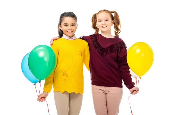 Colegialas Sonrientes Abrazándose Sosteniendo Globos Multicolores Mirando Cámara Aislada Blanco — Foto de Stock