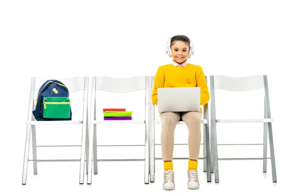 Colegiala Sonriente Con Auriculares Cabeza Sentada Silla Sosteniendo Ordenador Portátil — Foto de Stock