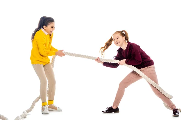 Duas Alunas Felizes Rindo Puxando Corda Isolada Branco — Fotografia de Stock