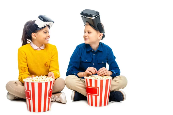 Niños Sonrientes Con Auriculares Realidad Virtual Cabezas Sentadas Cerca Cubos — Foto de Stock