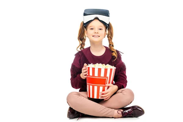 Anak Dengan Virtual Reality Headset Kepala Memegang Bergaris Garis Popcorn — Stok Foto