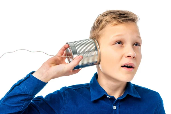 Teneke Iple Kulak Üzerinde Beyaz Izole Dinleme Yakın Tutarak Boy — Stok fotoğraf