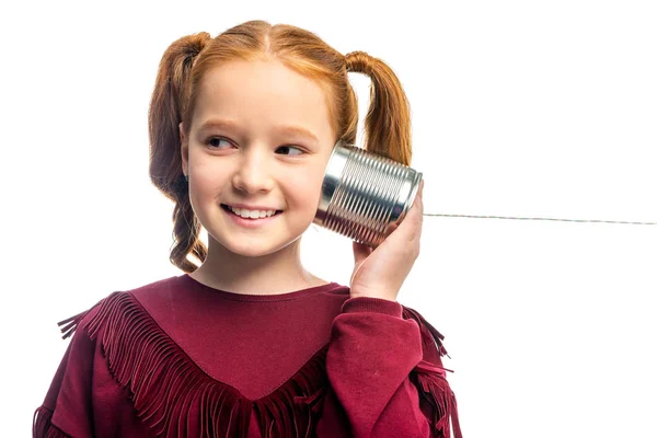 Lächelndes Schulmädchen Hält Blech Mit Seil Ohr Isoliert Auf Weiß — Stockfoto