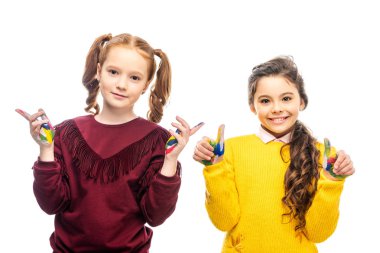 gülümseyerek, renkli boya boyalı ve üzerinde beyaz izole kamera bakarak elleri gösterilen sevimli kız öğrenciler