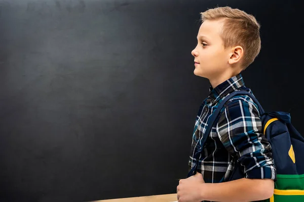 Zijaanzicht Van Scholier Met Rugzak Zwarte Achtergrond — Stockfoto