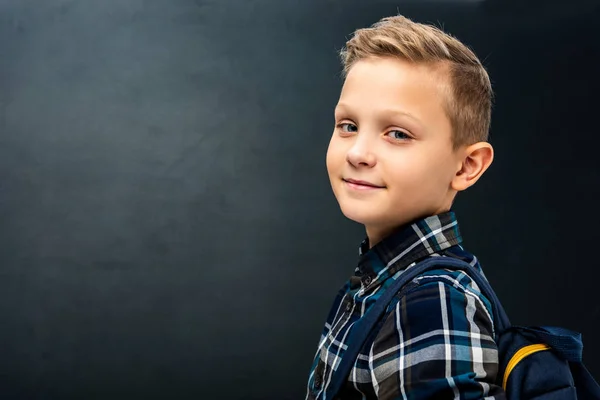 Lachende Schooljongen Met Rugzak Camera Kijken Zwarte Achtergrond — Stockfoto