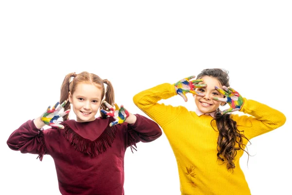 Χαρούμενα Μαθήτριες Χαμογελώντας Δείχνοντας Χέρια Βαμμένα Πολύχρωμα Χρώματα Και Βλέπουν — Φωτογραφία Αρχείου