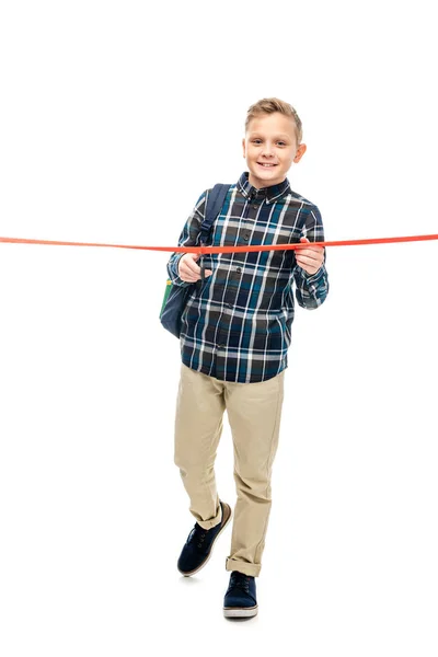 Lachende Schooljongen Met Rugzak Rood Lint Snijden Kijken Naar Camera — Stockfoto