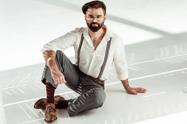 Handsome Man Glasses Sitting Floor Looking Camera — Stock Photo, Image