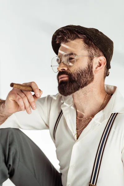 Nachdenklicher Bärtiger Mann Mit Brille Und Schirmmütze Zigarre Auf Weißem — Stockfoto