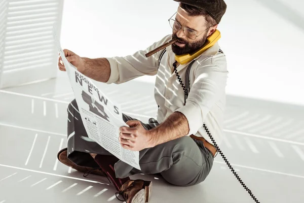 Bonito Barbudo Homem Sentado Chão Falando Telefone Fumar Charuto Ler — Fotografia de Stock