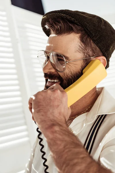 Χαμογελώντας Γενειοφόρος Άνδρας Μιλάμε Για Vintage Τηλέφωνο — Φωτογραφία Αρχείου