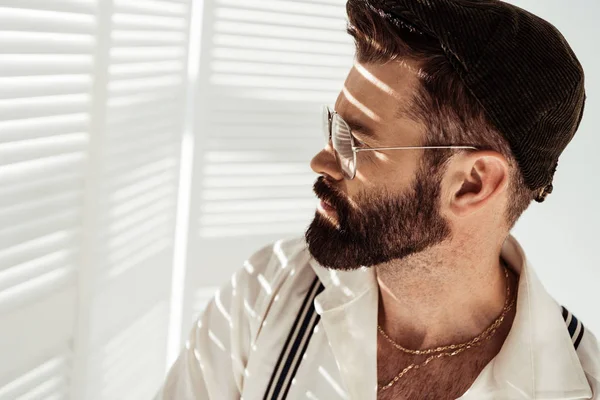 Handsome Bearded Man Glasses Cap White Room Divider — Stock Photo, Image