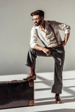 vintage çanta gri arka plan üzerinde şapkalı adam sakallı