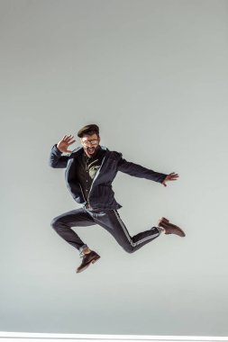 kap ve gri arka plan üzerinde atlama gözlük yakışıklı adam