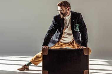 vintage çanta gri arka plan üzerinde yakın poz gözlük yakışıklı sakallı adam