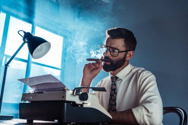 masada oturan, vintage daktilo seyir ve pencere sigara düşünceli yakışıklı gazeteci