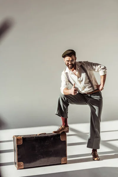 Homem Barbudo Com Mala Vintage Mostrando Polegar Para Cima Olhando — Fotografia de Stock