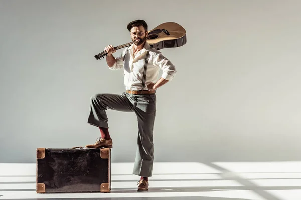 Bearded Man Cap Vintage Suitcase Holding Acoustic Guitar Looking Camera — Stock Photo, Image