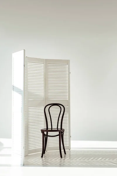 Cadeira Madeira Escura Divisor Quarto Branco Com Sombras Luz Solar — Fotografia de Stock