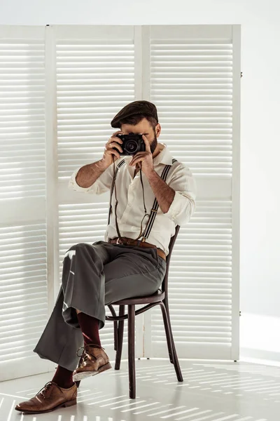 Bearded Man Sitting Chair Taking Pictures Vintage Film Camera — Stock Photo, Image