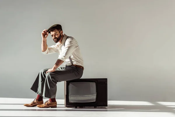 Hombre Barbudo Guapo Sentado Televisión Vintage Tocando Tapa Cabeza Mirando — Foto de Stock