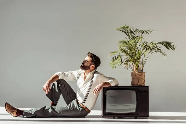 Hombre Barbudo Guapo Sentado Suelo Cerca Televisión Vintage Con Planta — Foto de Stock