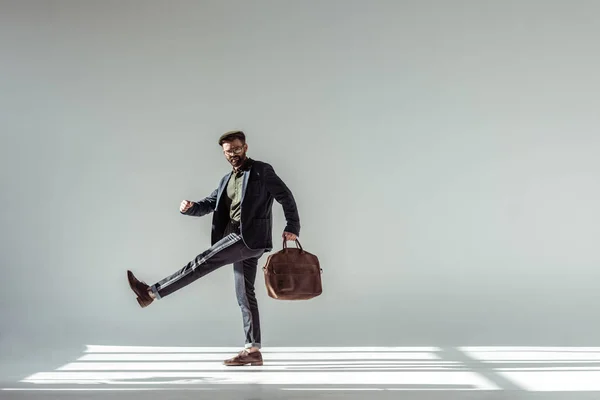 Guapo Barbudo Hombre Posando Con Bolsa Marrón — Foto de Stock