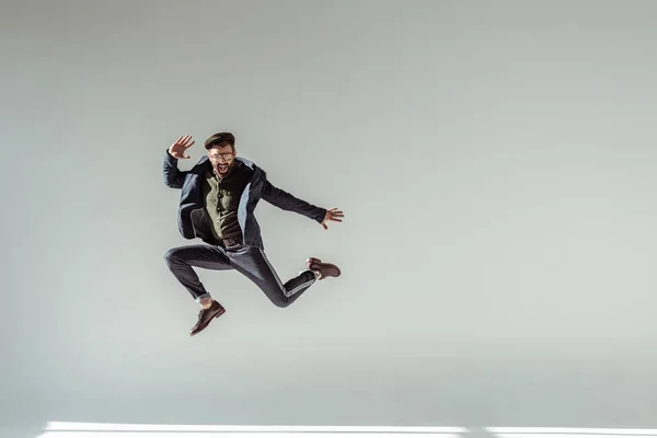 Hombre Barbudo Gorra Gafas Saltando Alto Sobre Fondo Gris — Foto de Stock