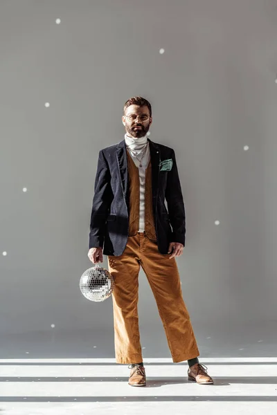 Γενειοφόρος Άνδρας Στέκεται Κρατώντας Την Μπάλα Disco Και Βλέπουν Φωτογραφικών — Φωτογραφία Αρχείου