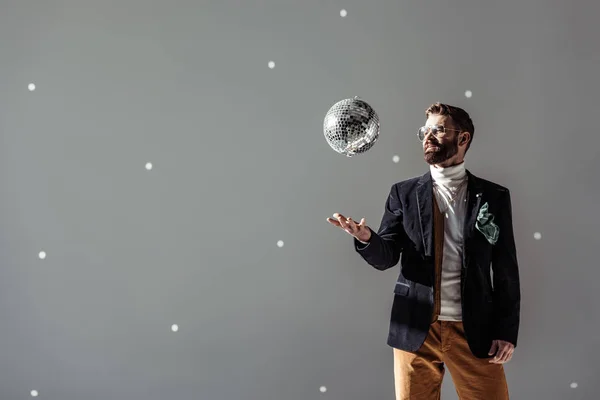 Hombre Guapo Gafas Vomitando Bola Disco Sobre Fondo Gris — Foto de Stock