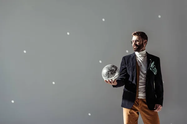 Γενειοφόρος Άνδρας Βλέπει Μπάλα Disco Ψηφιδωτό Στο Χέρι Γκρίζο Φόντο — Φωτογραφία Αρχείου