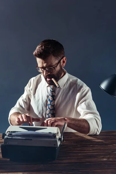 Apuesto Periodista Gafas Sentado Mesa Escribiendo Máquina Escribir Vintage Fumar —  Fotos de Stock