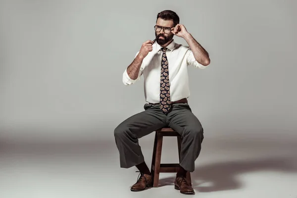 Bonito Barbudo Homem Óculos Sentado Cadeira Fumar Cachimbo — Fotografia de Stock