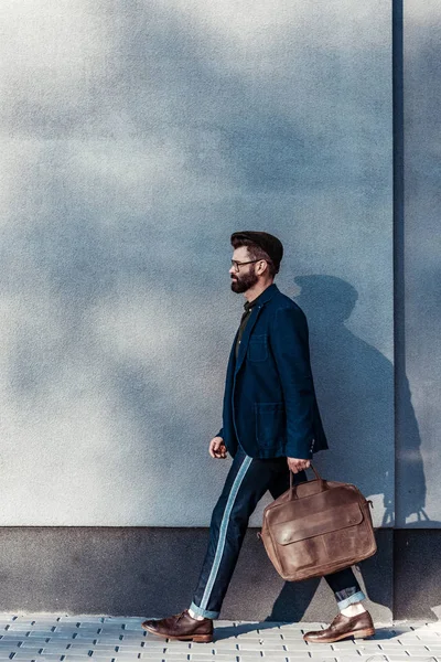 Hombre Barbudo Guapo Gafas Caminando Sosteniendo Bolsa — Foto de Stock