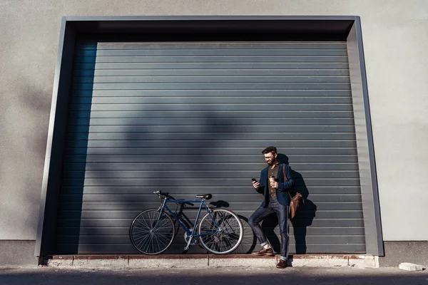 Bell Uomo Barbuto Occhiali Piedi Vicino Alla Bicicletta — Foto Stock