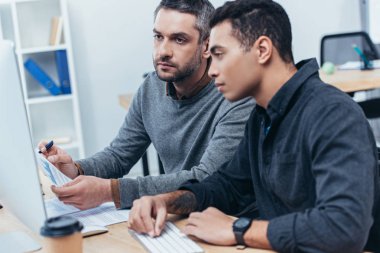 kağıtları ve Office masaüstü bilgisayar ile çalışma arkadaşları odaklı