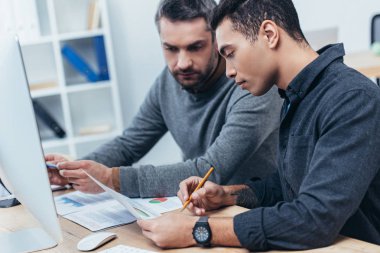 profesyonel konsantre işadamları işyerinde proje tartışıyor 