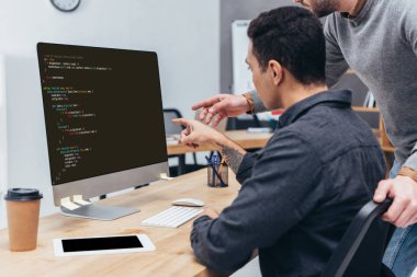 Shot ekran Office html kodu içeren masaüstü bilgisayar kullanarak iş meslektaşlarının kırpılmış