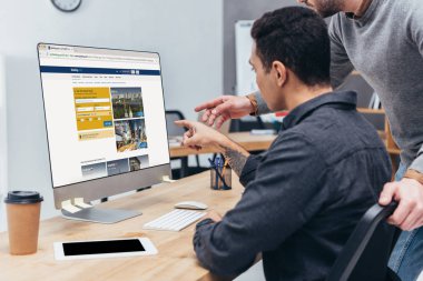 iş arkadaşları ile rezervasyon web sitesinde Office ekran masaüstü bilgisayar kullanarak kırpılmış atış