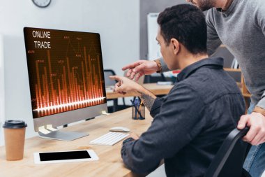 Masaüstü bilgisayar ekranında Office online ticaret grafiklerle kullanarak iş arkadaşları kadeh kırpılmış